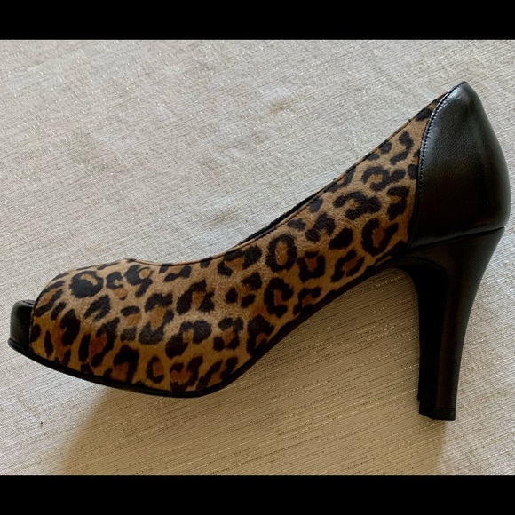 NEW leopard pumps - Picture 4 of 4